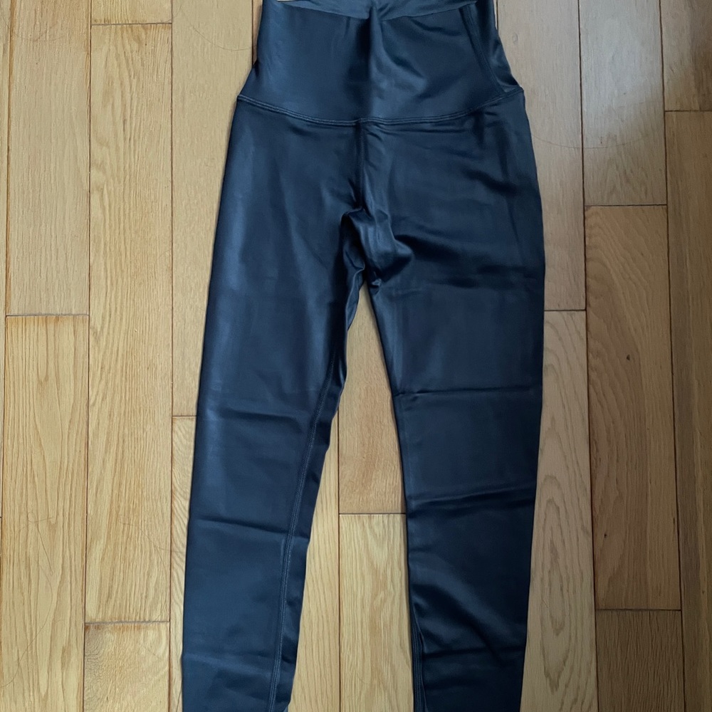 Alo yoga pants. Very stylish.